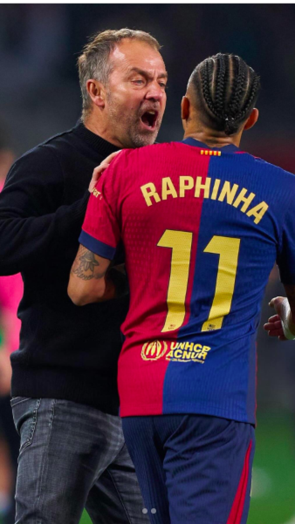 Hansi Flick y Raphinha discuten