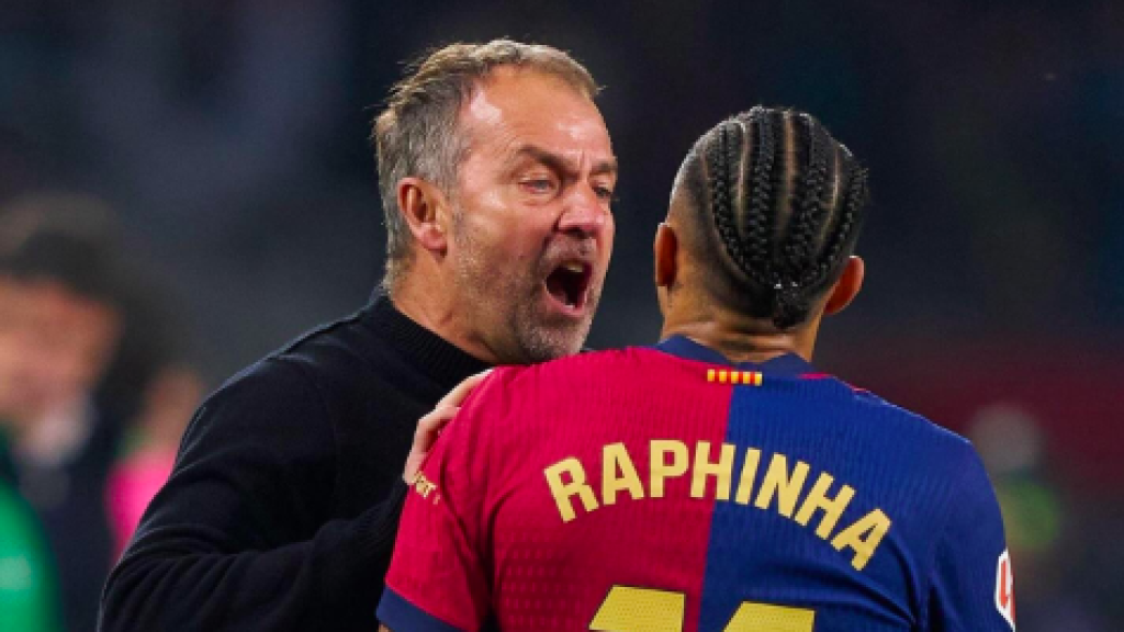 Hansi Flick y Raphinha discuten