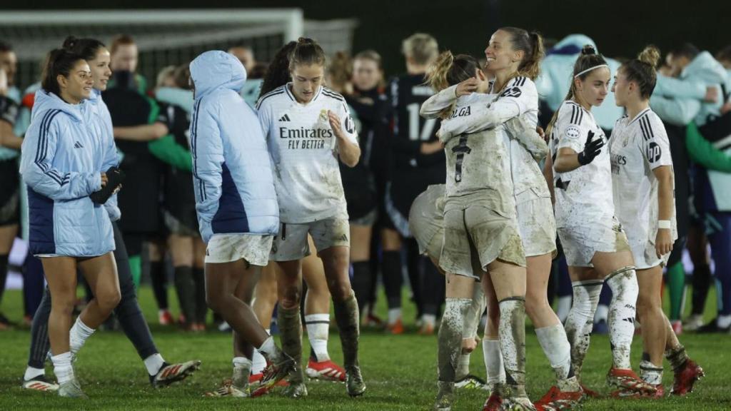 Las jugadoras del Real Madrid Femenino celebran embadurnadas de barro la victoria sobre el Arsenal en la Champions League