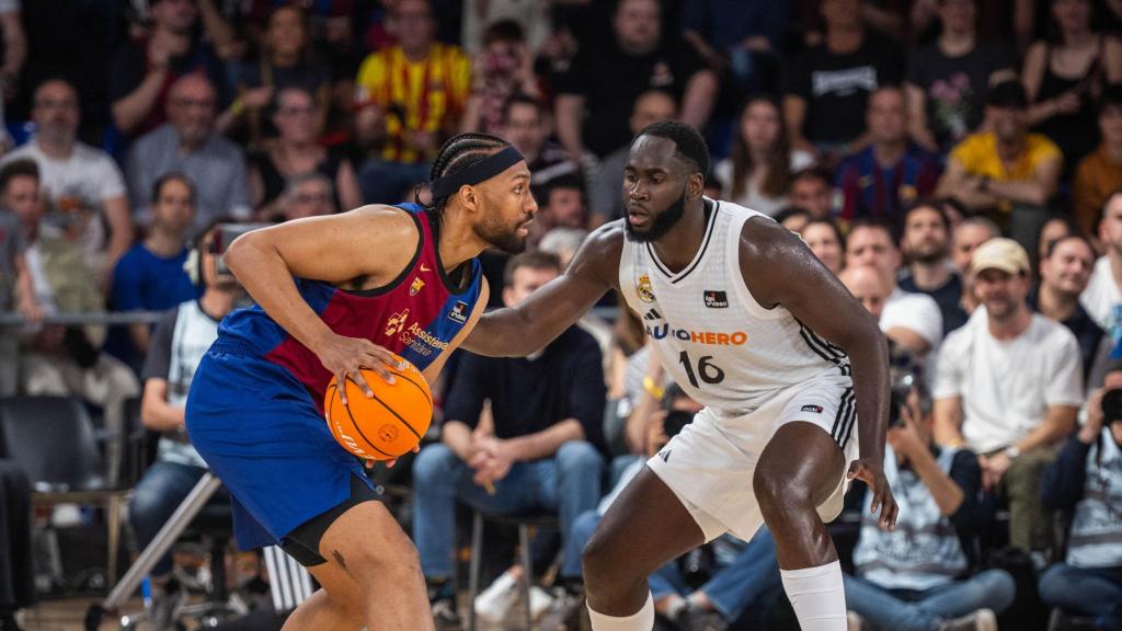 Jabari Parker maneja el balón ante Usman Garuba en el clásico Barça de basket-Real Madrid