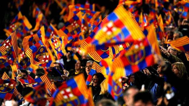 Aficionados del Barça con banderas