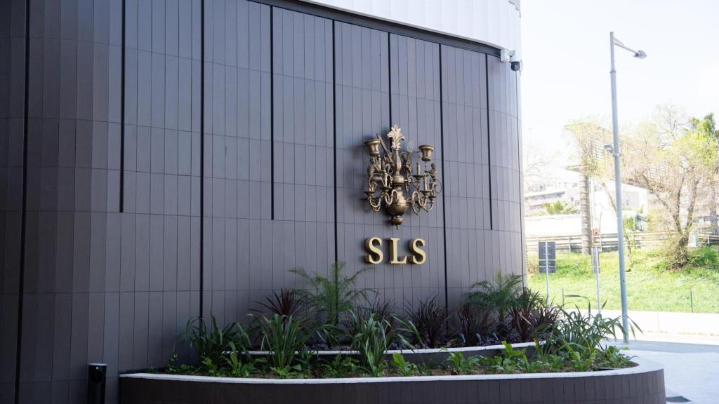 Fachada del hotel SLS
