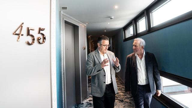 Brian Betel (d), en el SLS Barcelona ayer