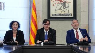 El presidente de la Generalitat, Salvador Illa, junto a los 'consellers' de Economía, Alícia Romero (i), y de Empresa, Miquel Sàmper, en la reunión extraordinaria del Consejo de Diálogo Social de Cataluña.
