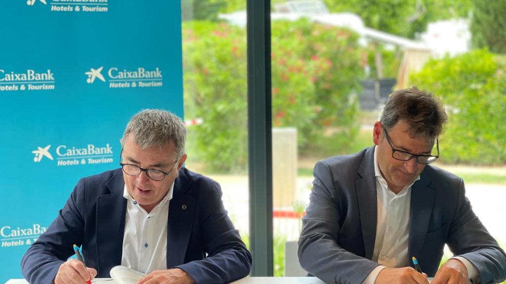 El presidente de la Federació Catalana de Càmpings, Miquel Gotanegra, y el director territorial en Catalunya de CaixaBank, Josep Maria Gonzàlez