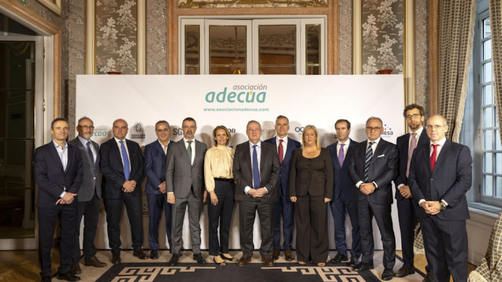 Foto de familia con el ministro Jordi Hereu y la Junta Directiva de Adecúa