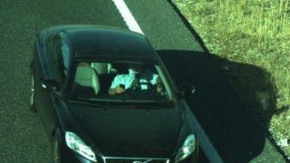 Un conductor, 'cazado' mientras usa el teléfono al volante