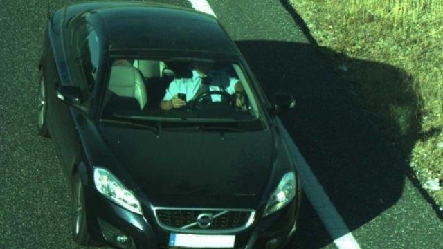 Un conductor, 'cazado' mientras usa el teléfono al volante