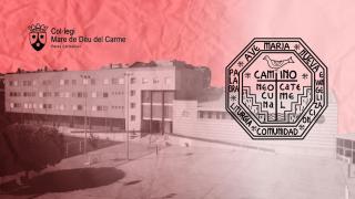 El patio del colegio Mare de Déu del Carme de Terrassa, junto a su logotipo y el del Camino Neocatecumenal