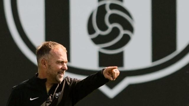 Flick da órdenes a los futbolistas del Barça en la Ciutat Esportiva