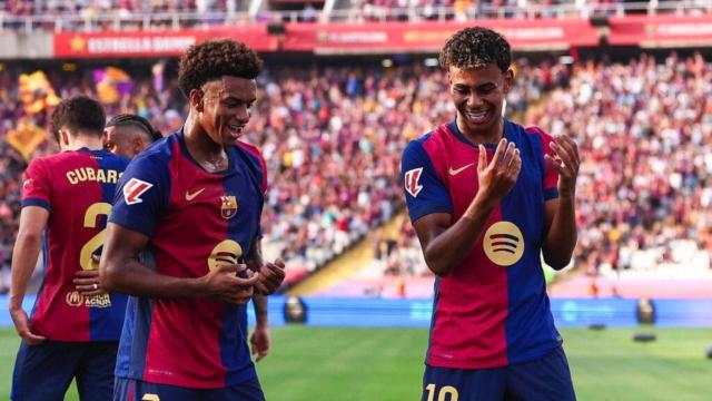 Alejandro Balde y Lamine Yamal celebran un gol del Barça