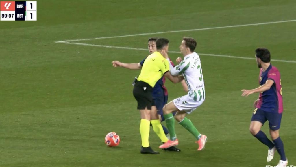 Gil Manzano obstruye a Gavi en una acción del Barça-Betis
