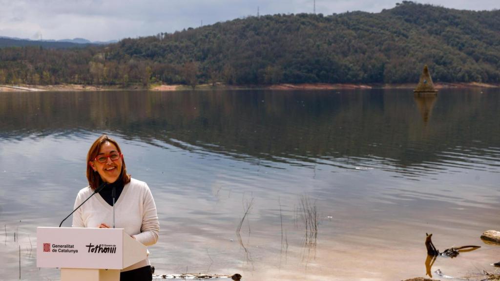 La portavoz del Govern, Sílvia Paneque, anunció este sábado desde el Pantano de Sau (Barcelona) que se levantan la mayor parte de restricciones de agua en 202 municipios del área metropolitana de Barcelona y Girona, donde viven seis millones de personas