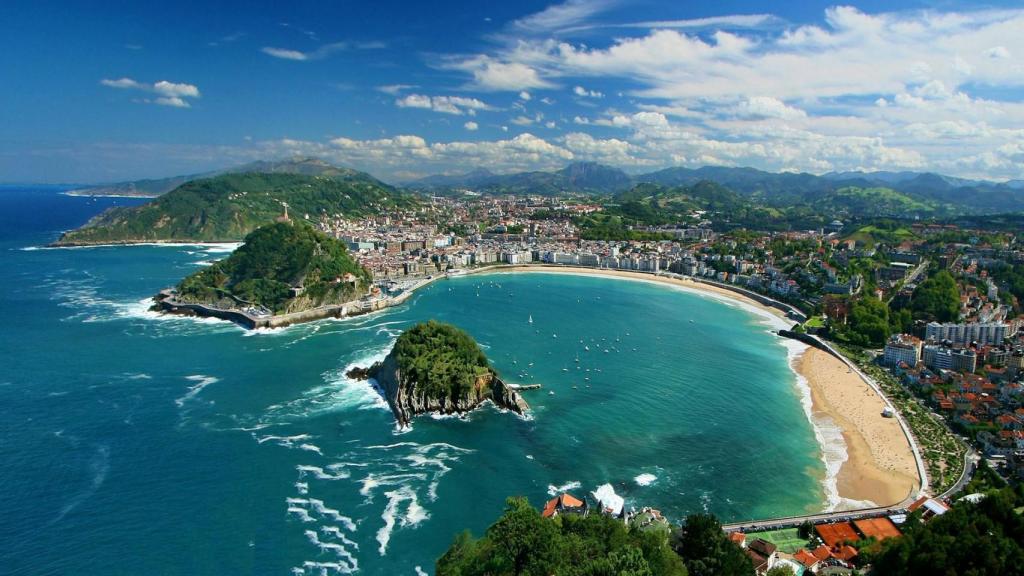 Vista panorámica de San Sebastián y la playa de La Concha