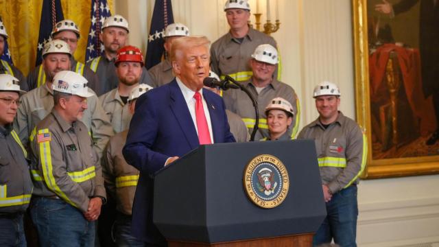 Donald Trump anuncia medidas para reabrir la minería del carbón rodeado de mineros.
