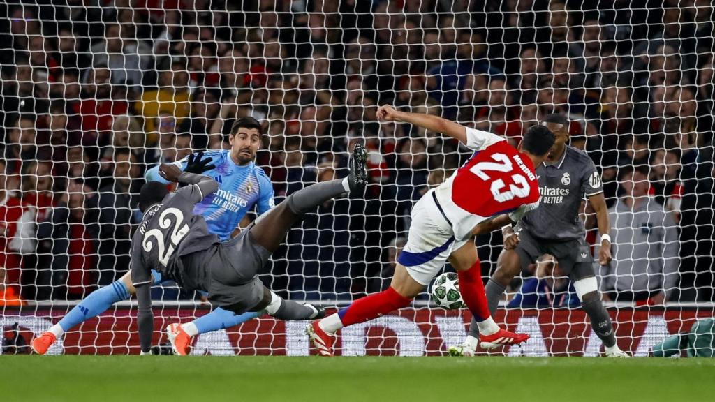 Merino marca el tercer gol del Arsenal contra el Real Madrid