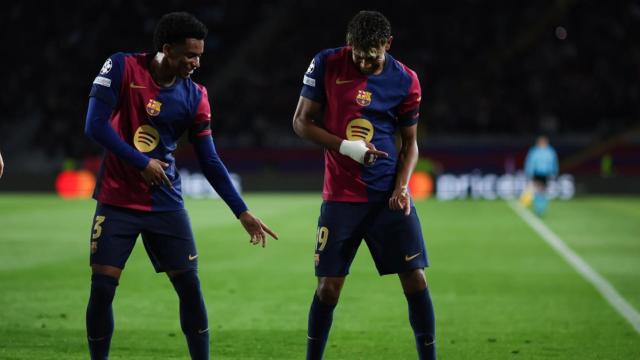 Alejandro Balde y Lamine Yamal celebran un gol del Barça contra el Benfica en la Champions League