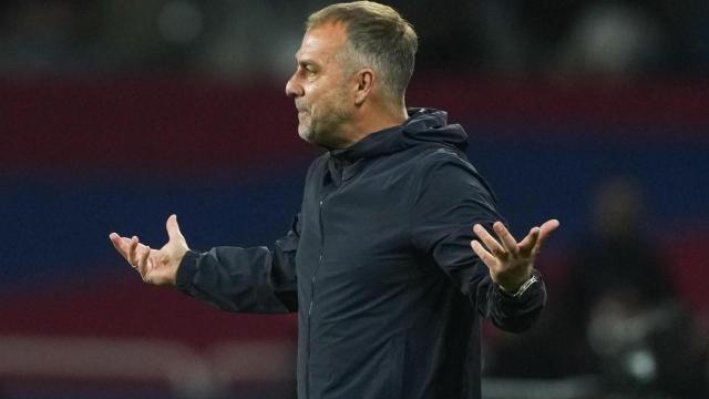 El entrenador del Barça, Hansi Flick, se dirige a sus futbolistas