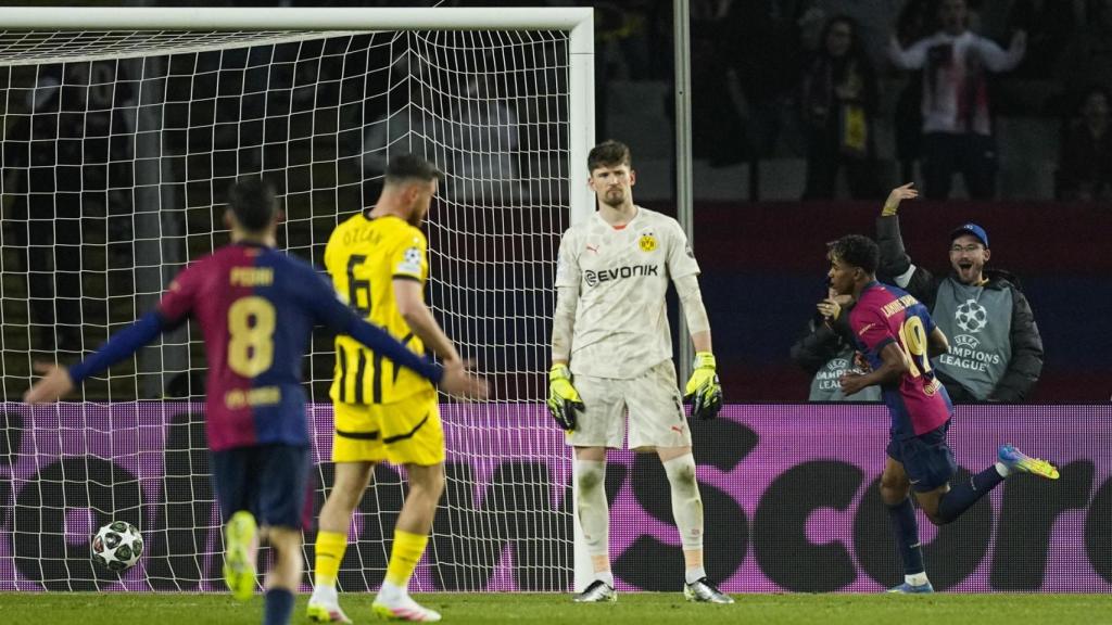 Lamine marca el cuarto gol del Barça al Borussia Dortmund