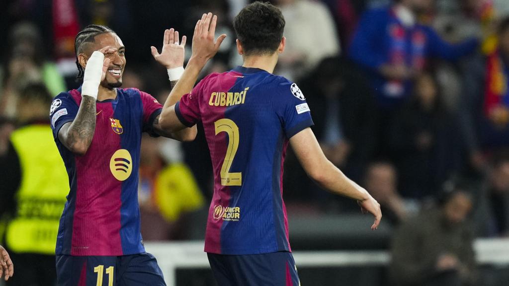 Raphinha celebra con Pau Cubarsí su gol contra el Borussia Dortmund