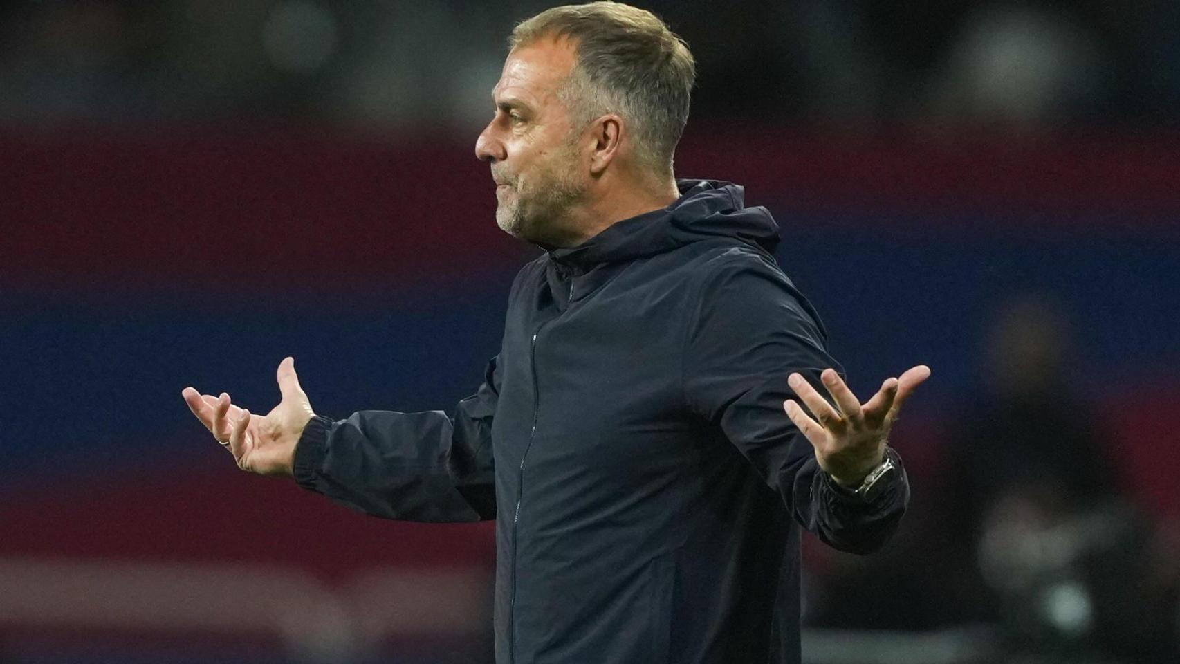 El entrenador del Barça, Hansi Flick, se dirige a sus futbolistas