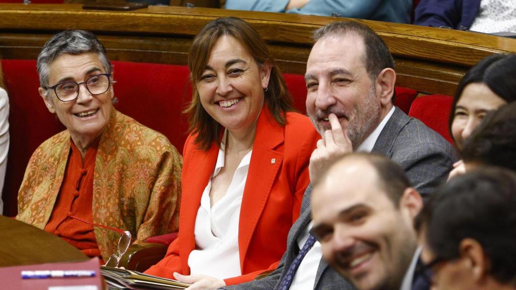 La consellera de Territorio, Vivienda y Transición Ecológica de la Generalitat, Sílvia Paneque (c), durante la sesión de control en el pleno del Parlament, celebrada este miércoles