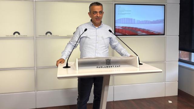 El portavoz de Élite Taxi, Tito Álvarez, en rueda de prensa en el Parlament