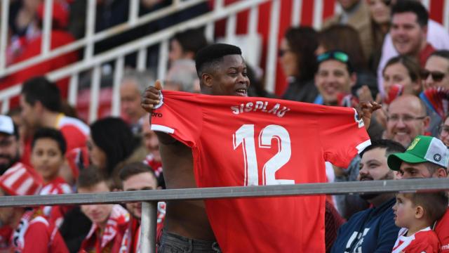 Effa Kingsford, conocido como Sisplau, es el aficionado más querido del Girona FC