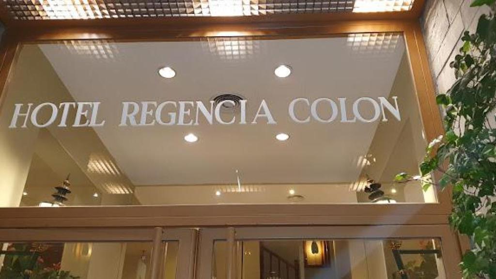 Entrada al Hotel Regencia Colón