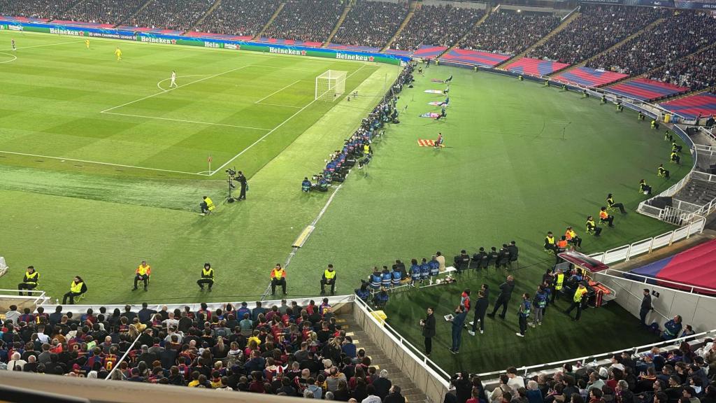 Los miembros de seguridad contratados por el Barça para vigilar el fondo de la grada del Borussia Dortmund en Montjuïc