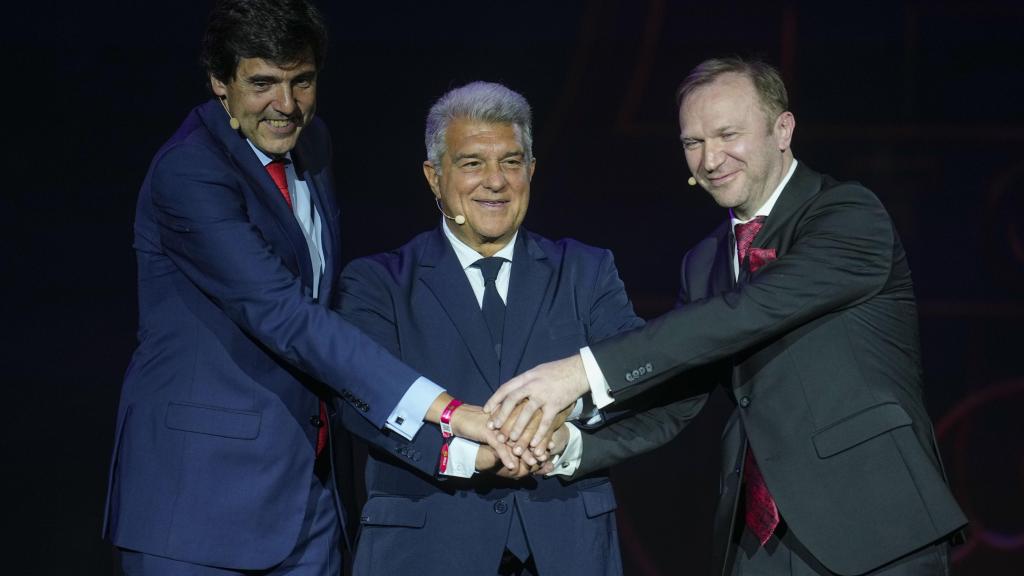 Joaquín Colino, Joan Laporta i Ruslan Birlandeanu, en la presentació de Barça Mobile