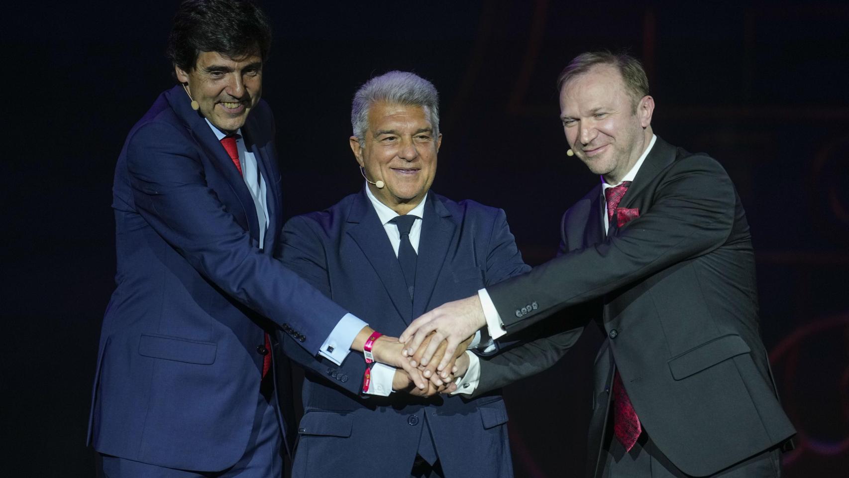 Joaquín Colino, Joan Laporta y Ruslan Birlandeanu, en la presentación de Barça Mobile