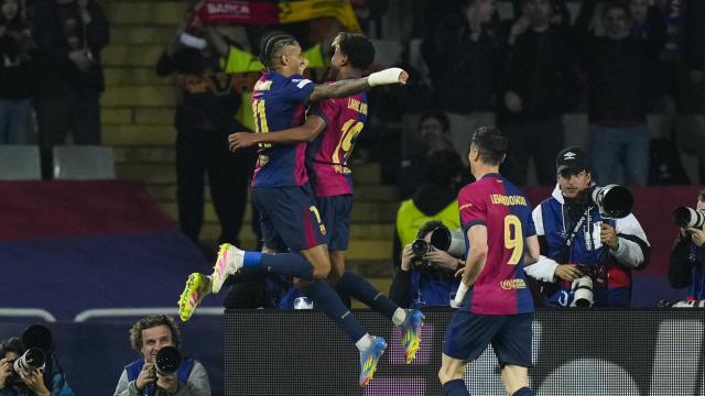 El tridente del Barça celebra el gol de Lamine al Borussia