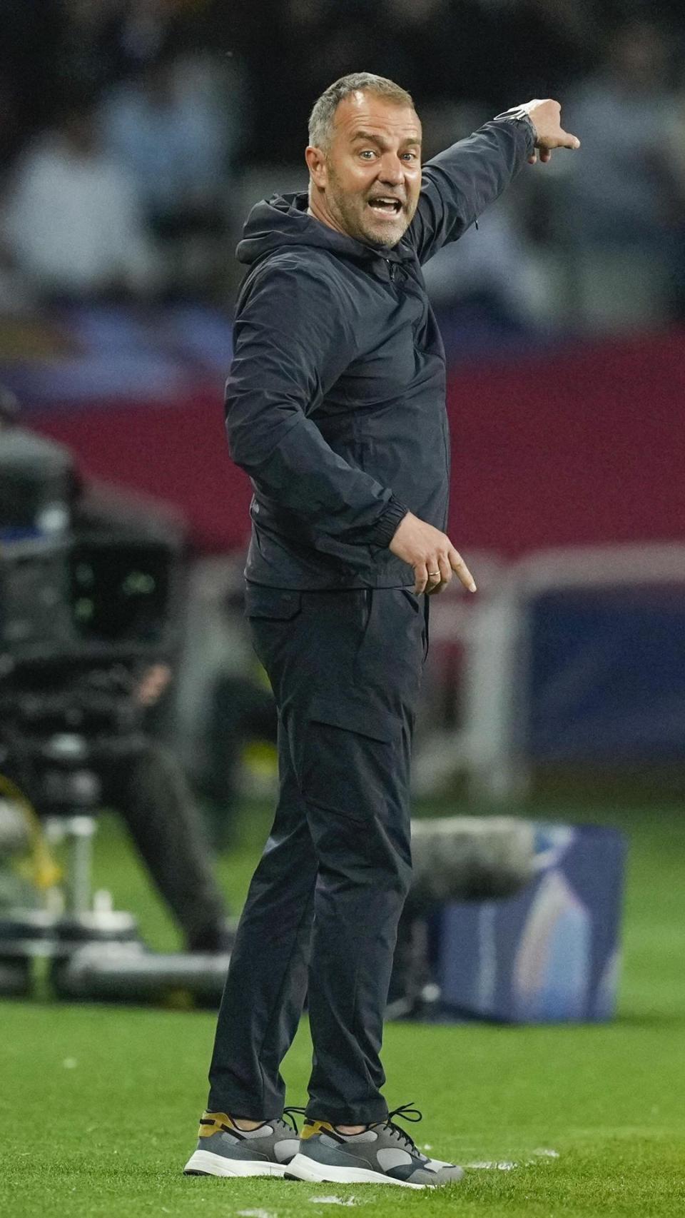 Hansi Flick da instrucciones a los jugadores del Barça