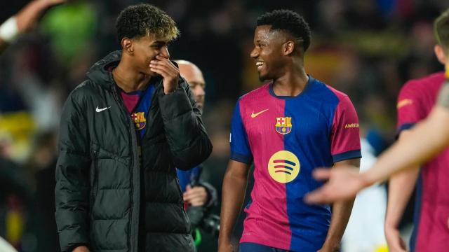 Lamine Yamal y Ansu Fati charlan alegres, después de la victoria del Barça contra el Borussia Dortmund