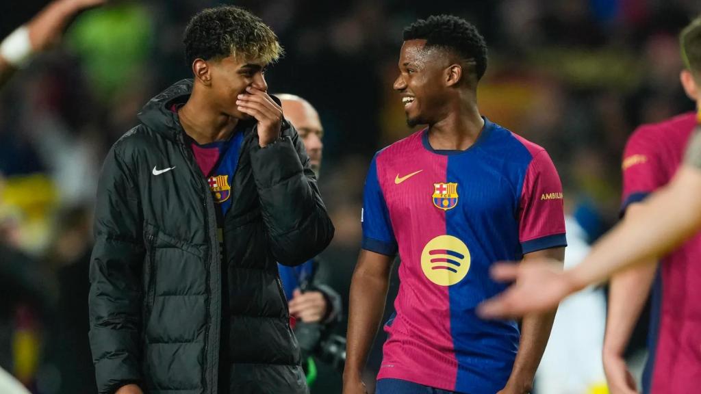 Lamine Yamal y Ansu Fati charlan alegres, después de la victoria del Barça contra el Borussia Dortmund