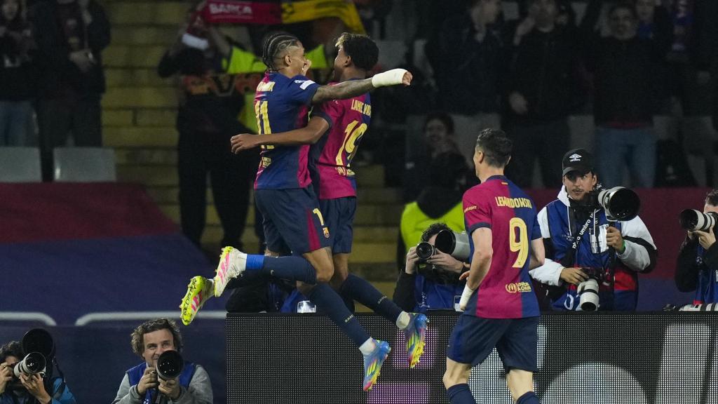El tridente del Barça celebra el gol de Lamine al Borussia