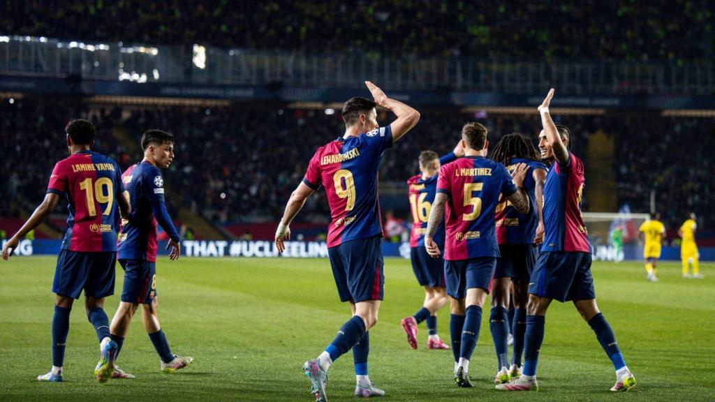 El Barça celebra un gol de Lewandowski al Dortmund
