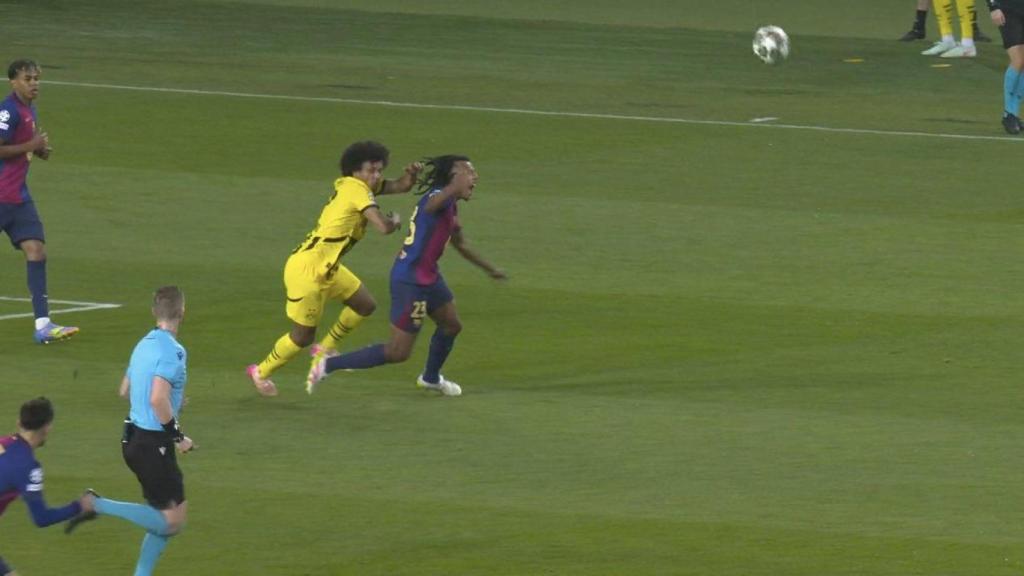 Karim Adeyemi tira del pelo de Jules Koundé en el Barça-Borussia (2)