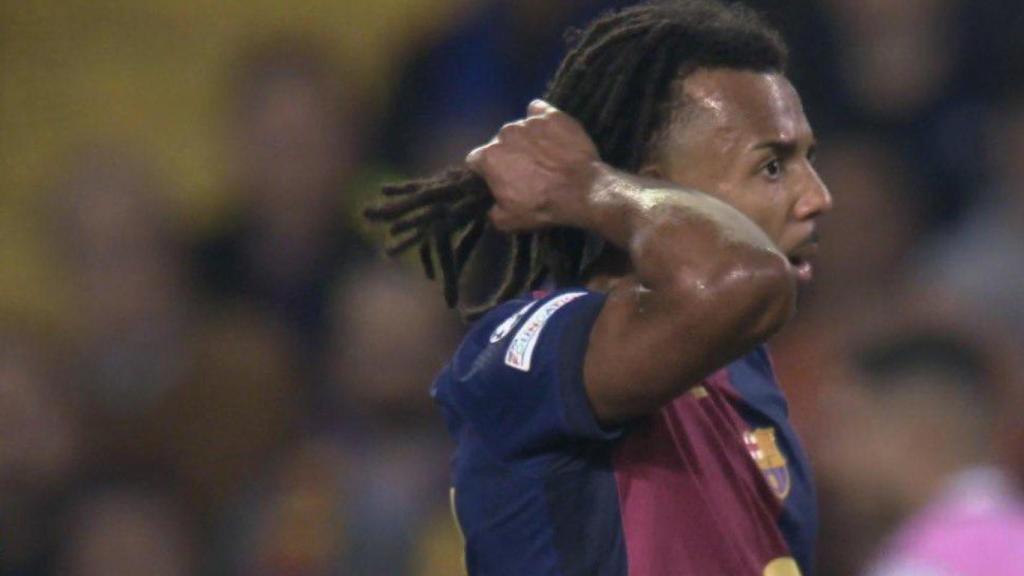 Jules Koundé se duele tras el tirón de pelo de Karim Adeyemi en el Barça-Borussia