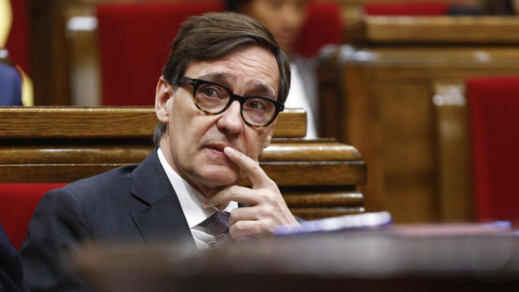 El presidente de la Generalitat , Salvador Illa, durante la sesión de control en el pleno del Parlament, celebrada este miércoles después de que el pasado lunes anunciara un plan para movilizar 1.500 millones de euros en ayudas y préstamos para hacer frente al impacto de la subida de aranceles de Estados Unidos