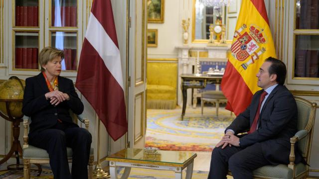 El ministro José Manuel Albares, en la foto con su homóloga letona, Baiba Braze, es el encargado de defender el uso del catalán en Bruselas