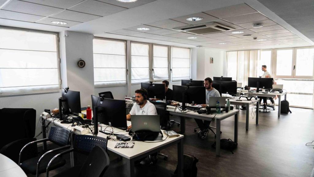 Una de las salas con técnicos del Servei Meteorològic de Catalunya (Meteocat)