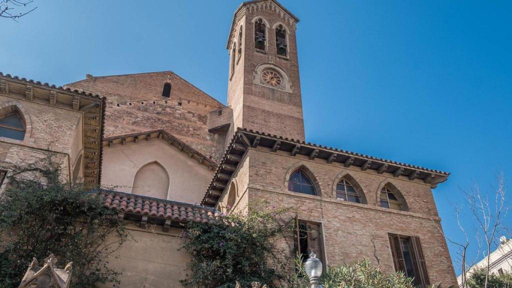 El granero de Barcelona convertido en una iglesia con toques modernistas y pasado anarquista, iglesia de Sant Pacià