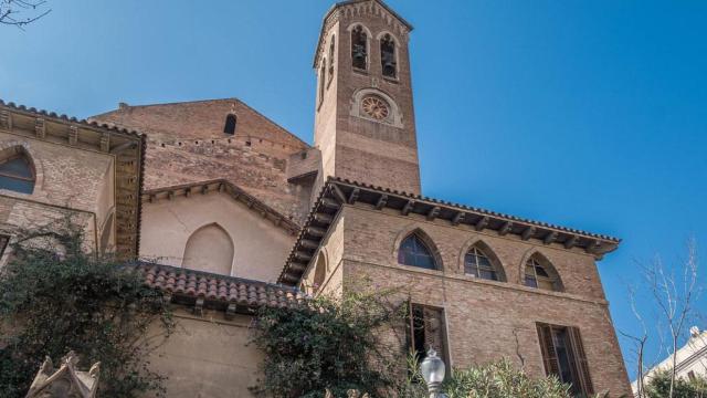 El granero de Barcelona convertido en una iglesia con toques modernistas y pasado anarquista, iglesia de Sant Pacià
