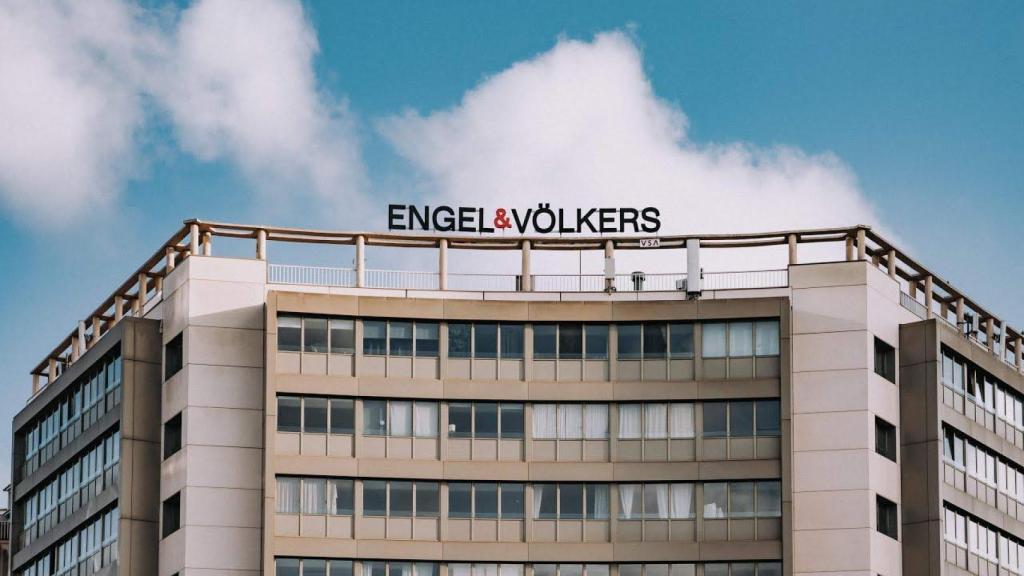 Rótulo de Engel & Völkers en la plaza Francesc Macià de Barcelona