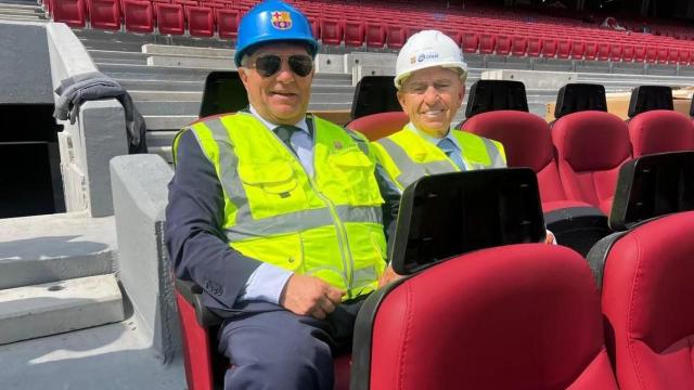 Joan Laporta, presidente del Barça, y Nihat Özdemir, presidente de Limak, en los asientos Vip del Camp Nou