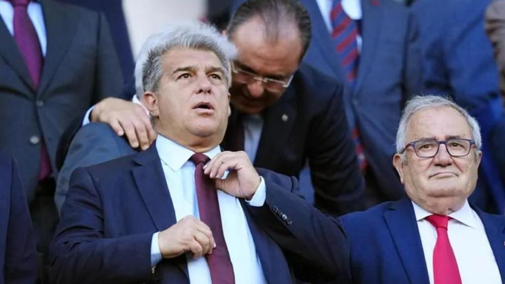 El presidente del Barça, Joan Laporta, y el presidente del Osasuna, Luis Sabalza, en el palco durante un partido