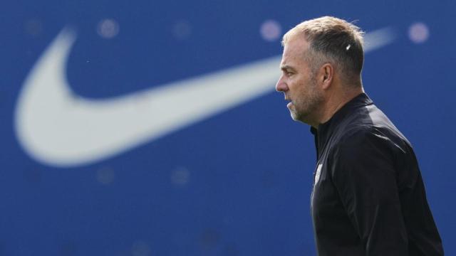 Hansi Flick salta al césped de la ciudad deportiva antes del Leganés-Barça
