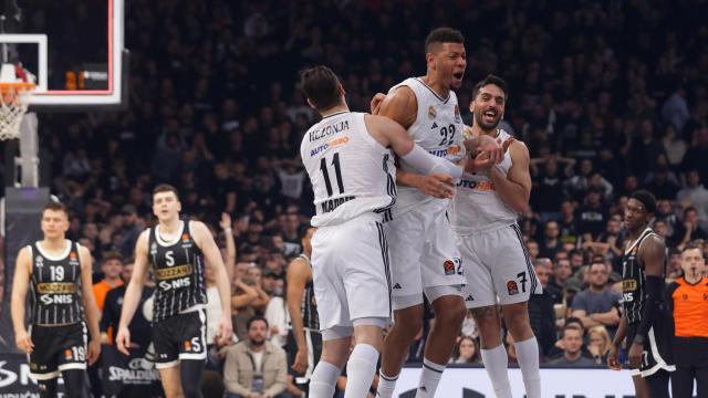 El Real Madrid de basket celebra la canasta de Tavares sobre la bocina ante Partizan